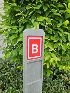 Pfosten aus Grau PP, rote Plate mit Aufschrift 'B' in Weiß